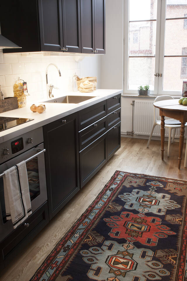 Schwarzer / grauer  Hamadan - Teppich in einem Küche