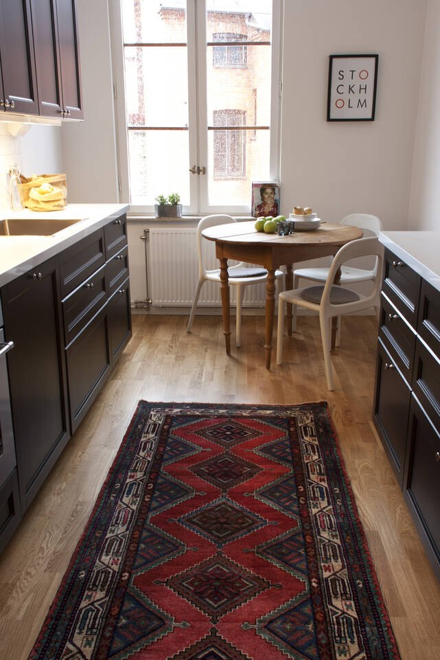 Roter  Hamadan - Teppich in einem Küche